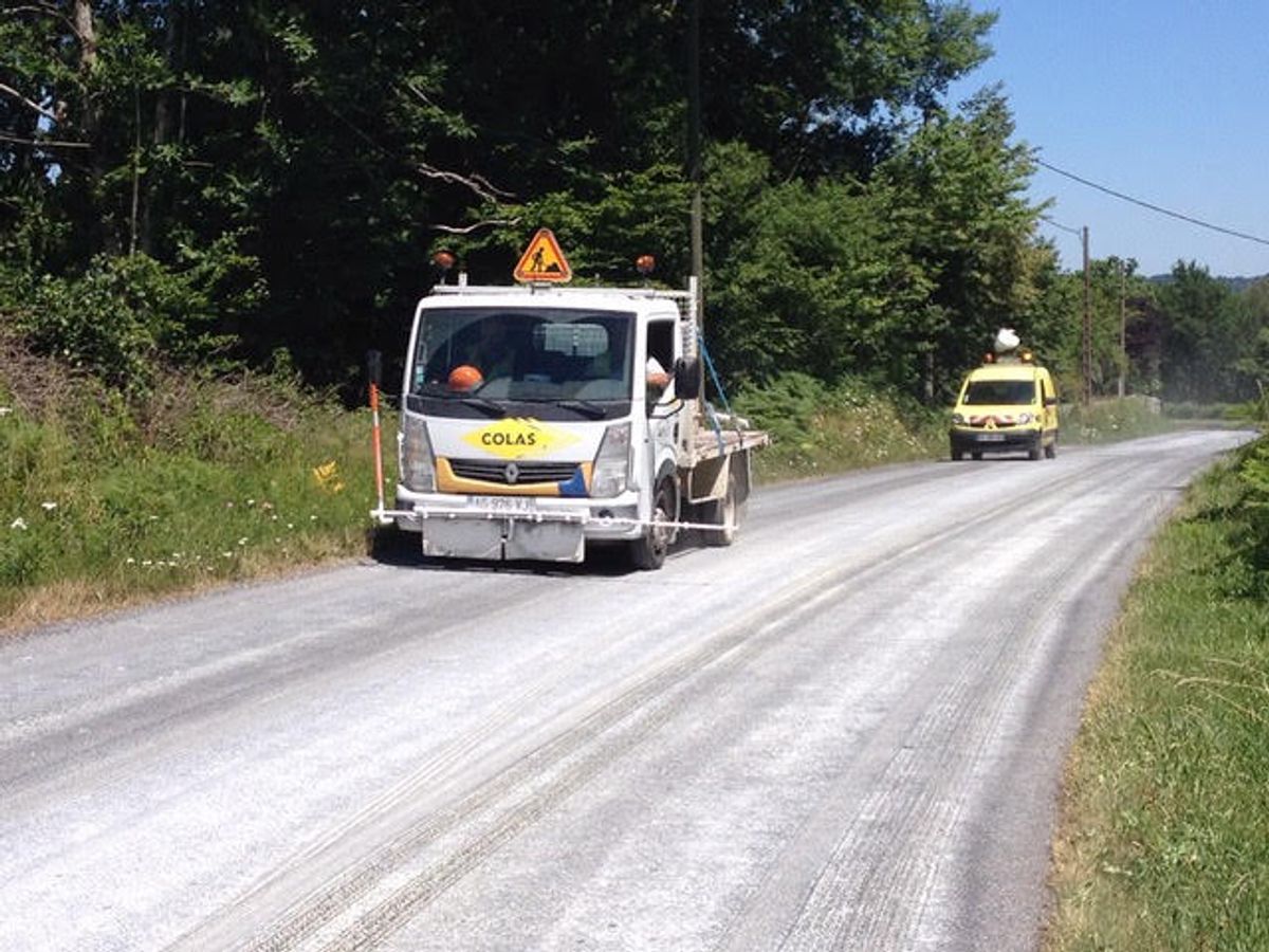 Lutter contre le ressuage des routes grâce au lait de chaux