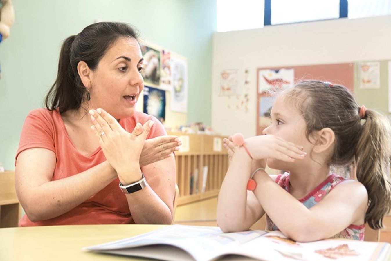 La scolarisation d’élèves sourds utilisant la langue des signes française Résumé du mémoire rédigé dans le cadre du master Scolarisation des Elèves à Besoins Educatifs Particuliers (SBEP) – sciences de l’éducation