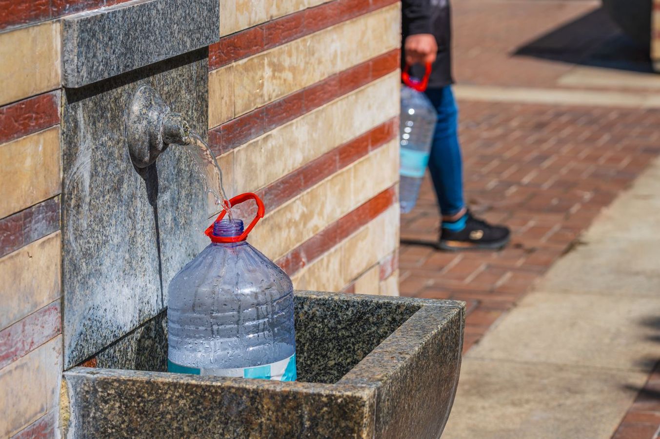 Habitats précaires, bidonvilles : comment assurer l'accès à l'eau pour tous ?